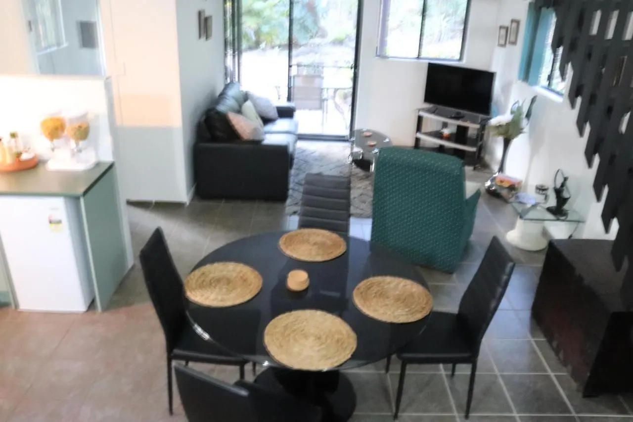 Green Trees Chalet: Nature Retreat Near Australia Zoo Landsborough Chalet